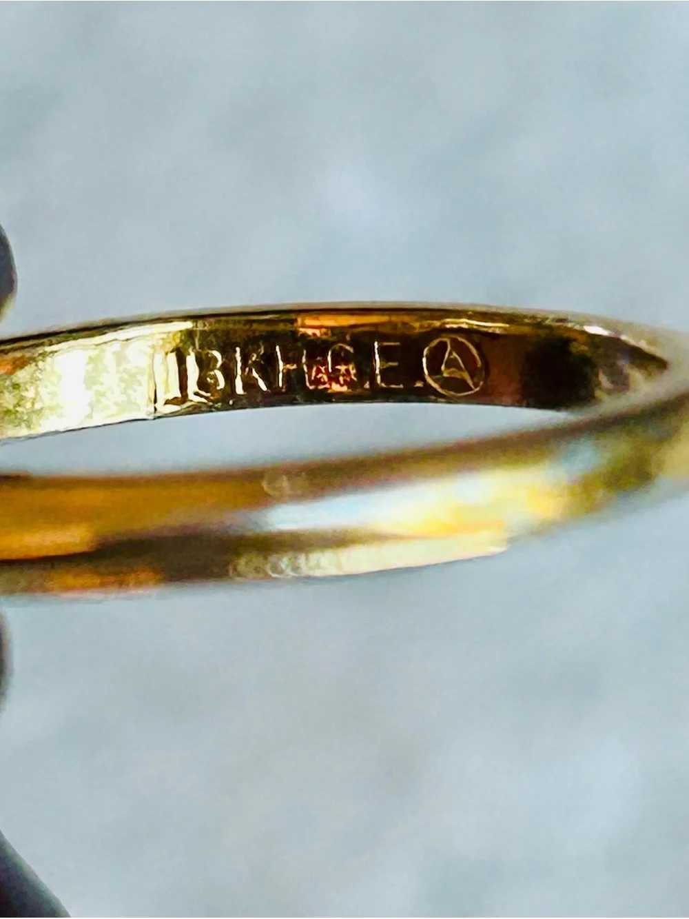 Vintage 18K HGE Purple Solitaire Ring with Clear Accent Stones (c. 1980s–1990s)